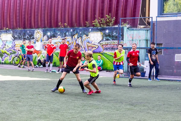 Los Hombres Juegan Mini Fútbol Césped Artificial Verde —  Fotos de Stock