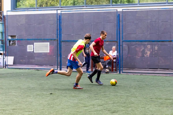 Los Hombres Juegan Mini Fútbol Césped Artificial Verde — Foto de Stock