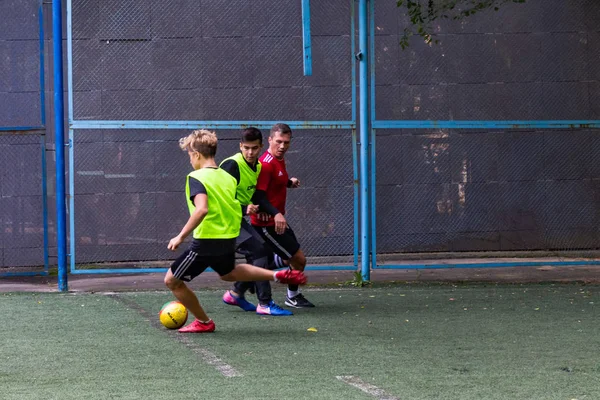 Männer Spielen Mini Fußball Auf Grünem Kunstrasen — Stockfoto