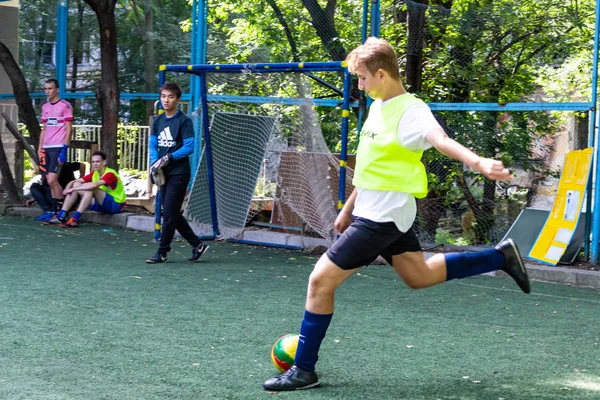 Gli Uomini Giocano Mini Calcio Sul Tappeto Erboso Artificiale Verde — Foto Stock