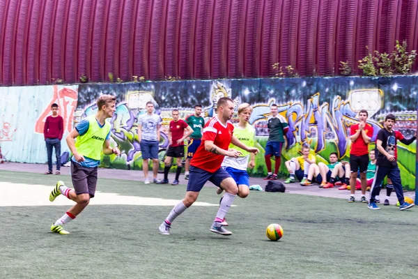 Los Hombres Juegan Mini Fútbol Césped Artificial Verde —  Fotos de Stock