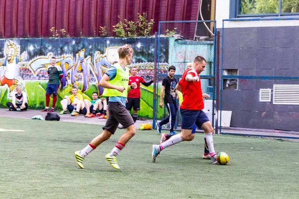 Les Hommes Jouent Mini Football Sur Gazon Artificiel Vert — Photo