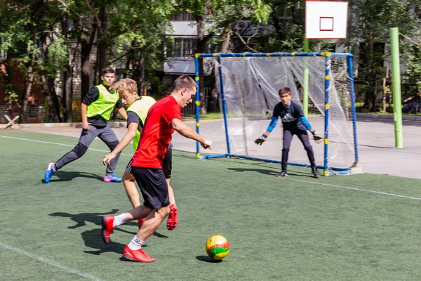 Les Hommes Jouent Mini Football Sur Gazon Artificiel Vert — Photo