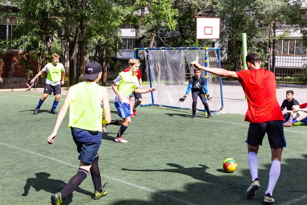 Gli Uomini Giocano Mini Calcio Sul Tappeto Erboso Artificiale Verde — Foto Stock