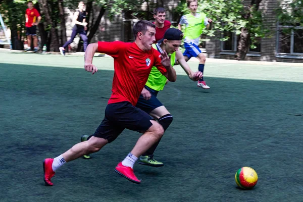 Homens Jogar Mini Futebol Relvado Artificial Verde — Fotografia de Stock