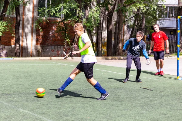 Mężczyzn Zagrać Piłkę Zielonej Trawy Syntetycznej — Zdjęcie stockowe