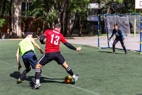 Les Hommes Jouent Mini Football Sur Gazon Artificiel Vert — Photo