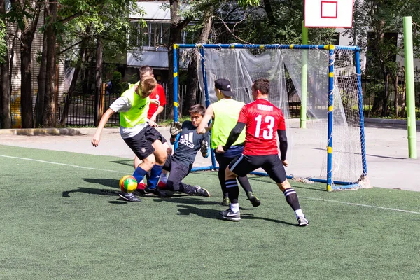 Мужчины Играют Мини Футбол Зеленой Искусственной Территории — стоковое фото