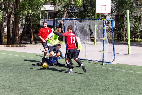 Los Hombres Juegan Mini Fútbol Césped Artificial Verde — Foto de Stock