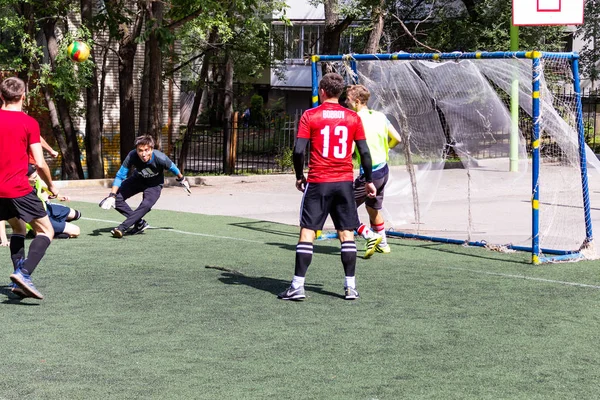 Les Hommes Jouent Mini Football Sur Gazon Artificiel Vert — Photo