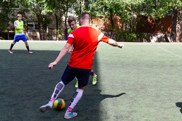 Los Hombres Juegan Mini Fútbol Césped Artificial Verde —  Fotos de Stock