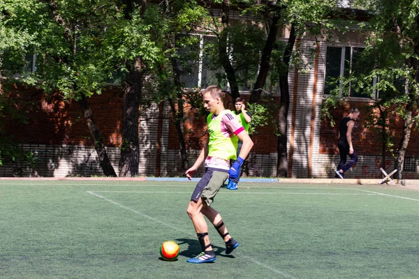 Los Hombres Juegan Mini Fútbol Césped Artificial Verde — Foto de Stock