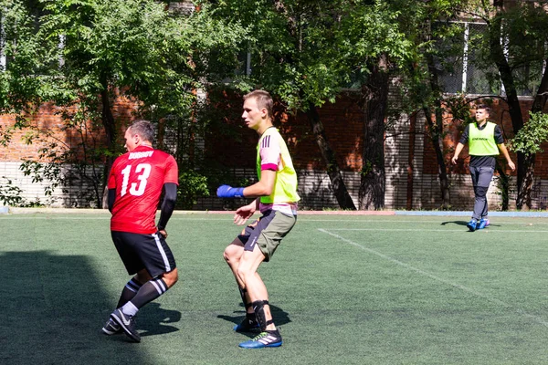 Laki Laki Bermain Sepak Bola Mini Rumput Buatan Hijau — Stok Foto