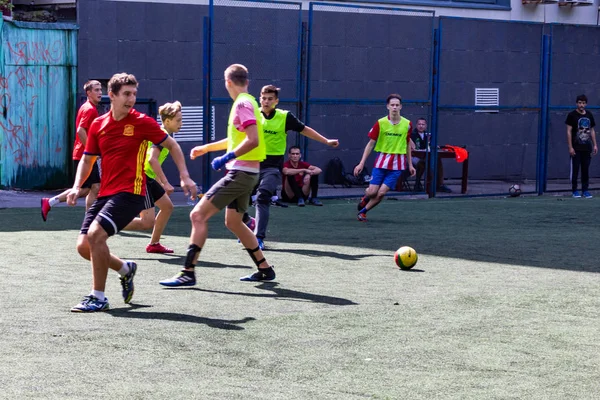 Los Hombres Juegan Mini Fútbol Césped Artificial Verde —  Fotos de Stock