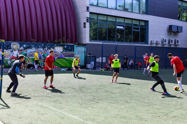 Männer Spielen Mini Fußball Auf Grünem Kunstrasen — Stockfoto