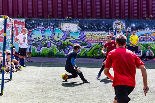 Los Hombres Juegan Mini Fútbol Césped Artificial Verde —  Fotos de Stock