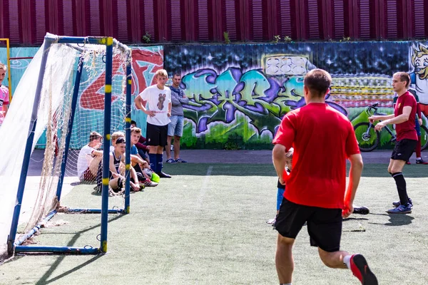 Gli Uomini Giocano Mini Calcio Sul Tappeto Erboso Artificiale Verde — Foto Stock