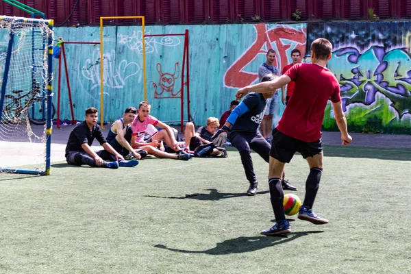 Los Hombres Juegan Mini Fútbol Césped Artificial Verde —  Fotos de Stock