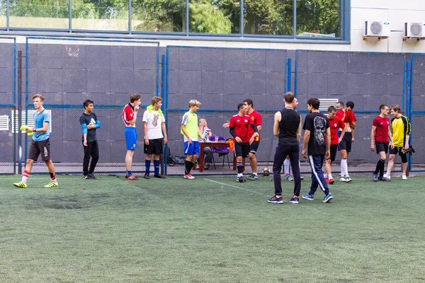 Gli Uomini Giocano Mini Calcio Sul Tappeto Erboso Artificiale Verde — Foto Stock