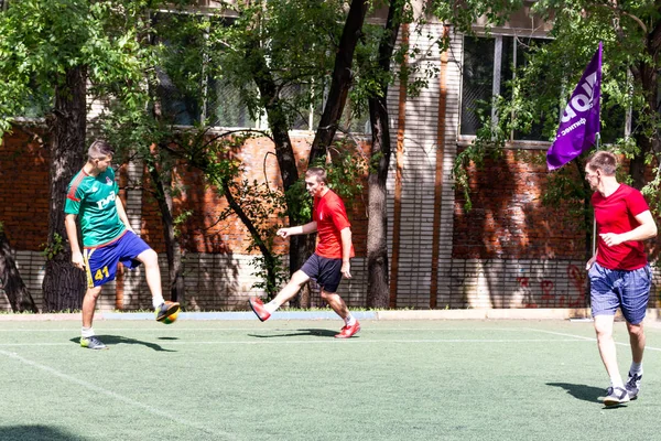 Mannen Spelen Mini Voetbal Groene Kunstgras — Stockfoto