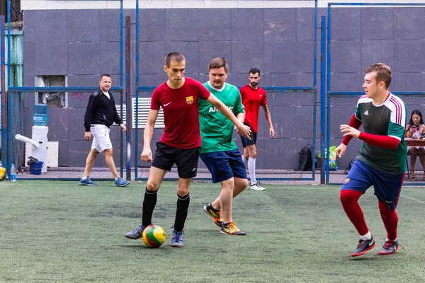 Los Hombres Juegan Mini Fútbol Césped Artificial Verde —  Fotos de Stock