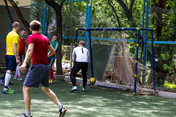 Los Hombres Juegan Mini Fútbol Césped Artificial Verde —  Fotos de Stock