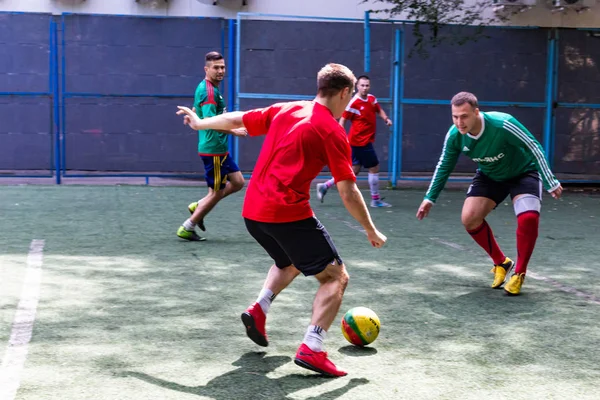 Homens Jogar Mini Futebol Relvado Artificial Verde — Fotografia de Stock