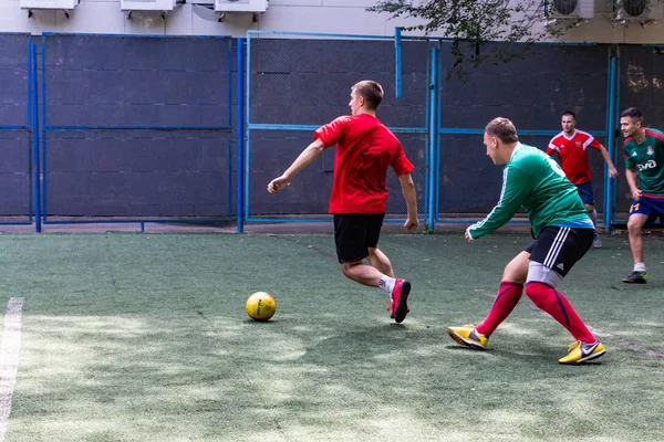 Los Hombres Juegan Mini Fútbol Césped Artificial Verde —  Fotos de Stock