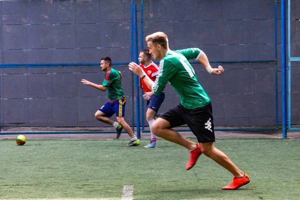 Menn Spiller Mini Fotball Det Grønne Kunstgresset – stockfoto