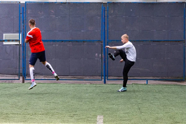 Mannen Spelen Mini Voetbal Groene Kunstgras — Stockfoto