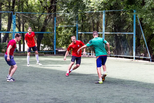 Les Hommes Jouent Mini Football Sur Gazon Artificiel Vert — Photo