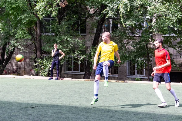 Los Hombres Juegan Mini Fútbol Césped Artificial Verde — Foto de Stock