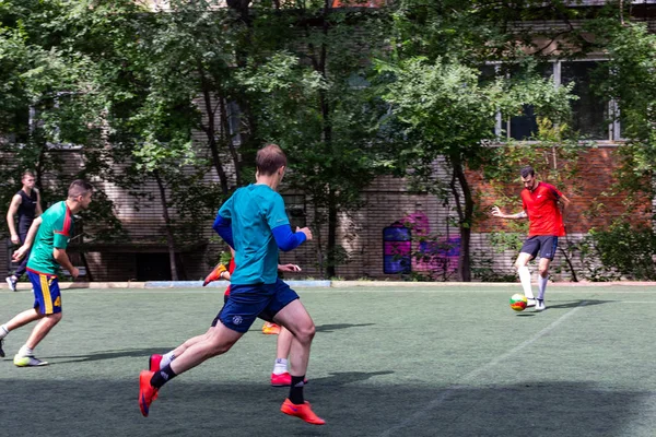 Les Hommes Jouent Mini Football Sur Gazon Artificiel Vert — Photo