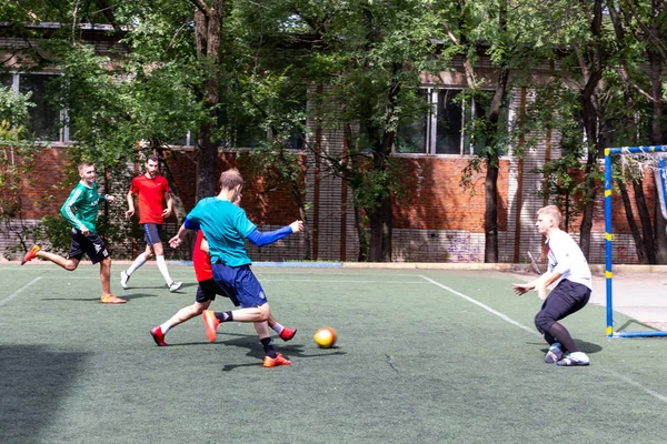 Mężczyzn Zagrać Piłkę Zielonej Trawy Syntetycznej — Zdjęcie stockowe