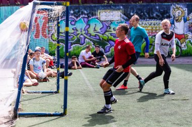 Millet, mini futbol yeşil yapay çim üzerinde oyun