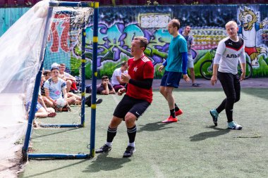 Millet, mini futbol yeşil yapay çim üzerinde oyun