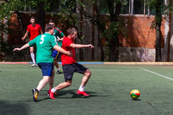 Les Hommes Jouent Mini Football Sur Gazon Artificiel Vert — Photo