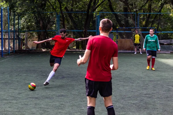 Gli Uomini Giocano Mini Calcio Sul Tappeto Erboso Artificiale Verde — Foto Stock