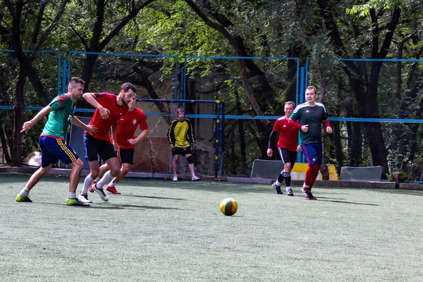 Laki Laki Bermain Sepak Bola Mini Rumput Buatan Hijau — Stok Foto