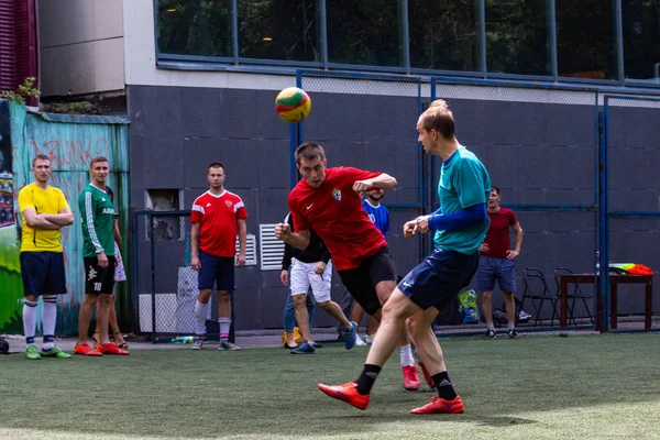 Los Hombres Juegan Mini Fútbol Césped Artificial Verde —  Fotos de Stock