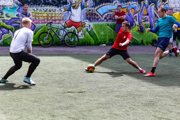 Los Hombres Juegan Mini Fútbol Césped Artificial Verde —  Fotos de Stock