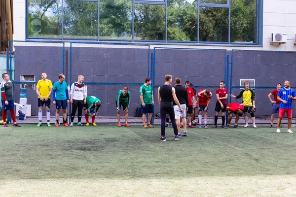 Los Hombres Juegan Mini Fútbol Césped Artificial Verde —  Fotos de Stock