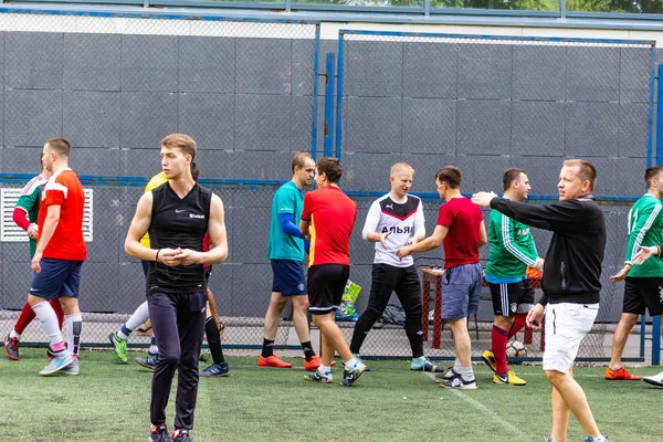 Los Hombres Juegan Mini Fútbol Césped Artificial Verde —  Fotos de Stock