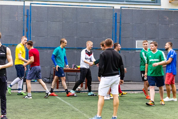 Los Hombres Juegan Mini Fútbol Césped Artificial Verde —  Fotos de Stock