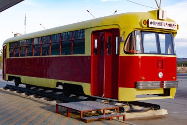 Hangi eski tramvay açık havada film izlemek için bir yer yaptı
