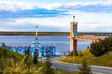 Habarovsk şehir yakınındaki Ussuri nehrinde yatak. Sonbahar.