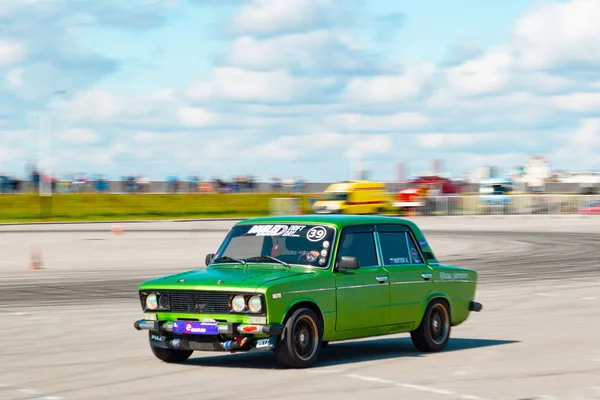 Rus üretimi parlak yeşil renkli araba yüksek hızda sürüklenir