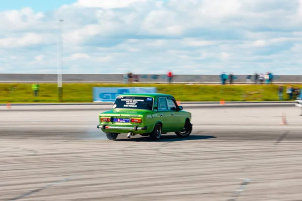 Carro Cor Verde Viva Produção Russa Deriva Alta Velocidade — Fotografia de Stock