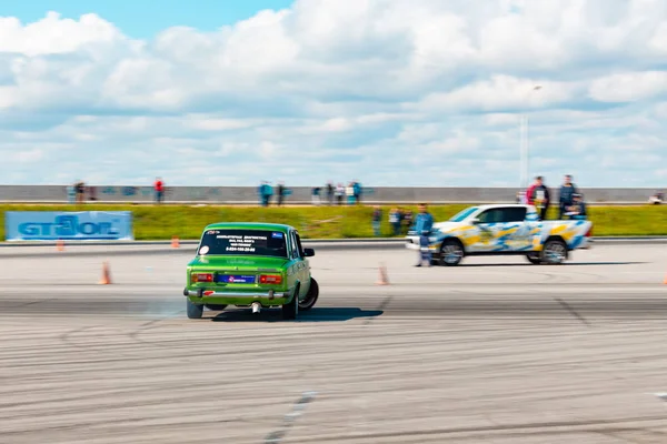 Rus üretimi parlak yeşil renkli araba yüksek hızda sürüklenir