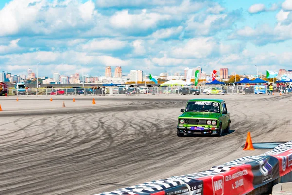 Rus Üretimi Parlak Yeşil Renkli Araba Yüksek Hızda Sürüklenir — Stok fotoğraf